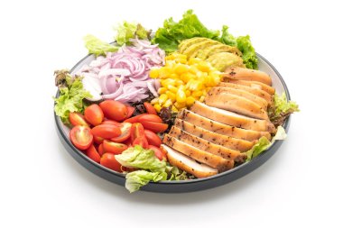 Tavuk göğsü ile sağlıklı salata kasesi 