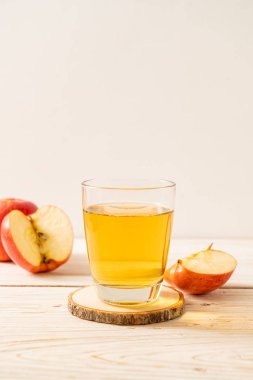 Kırmızı elma meyvesi ile elma suyu