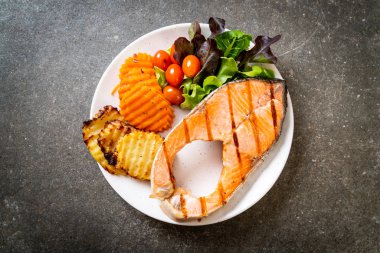 sebze ile ızgara somon biftek fileto