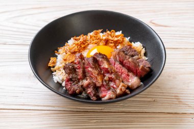 yumurta ile tepesinde pirinç kase dilimlenmiş sığır eti