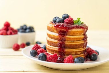 Taze ahududu ve yaban mersini ile gözleme