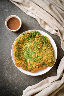  Kızarmış yumurta ve baharatlı karides hamur tırmanma