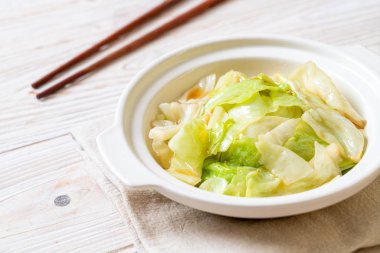 Balık soslu tavada kızartılmış lahana