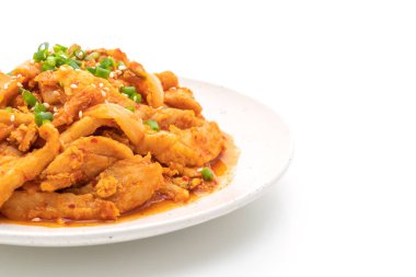 Beyaz arka planda izole kimchi ile kızarmış domuz eti