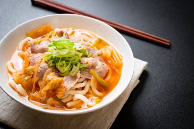Udon ramen noodle ile domuz eti ve kimchi 