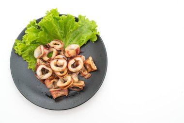 Siyah tabakta ızgara kalamar.