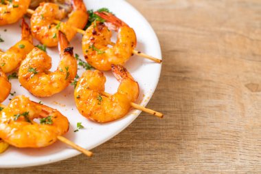 Limonlu ızgara kaplan karides şiş