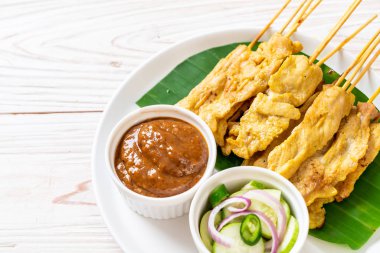 Domuz Satay-ızgara domuz fıstığı sosu veya tatlı ile servis ve 