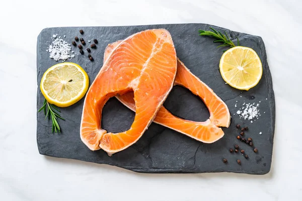 Filetto di salmone crudo fresco bistecca — Foto Stock