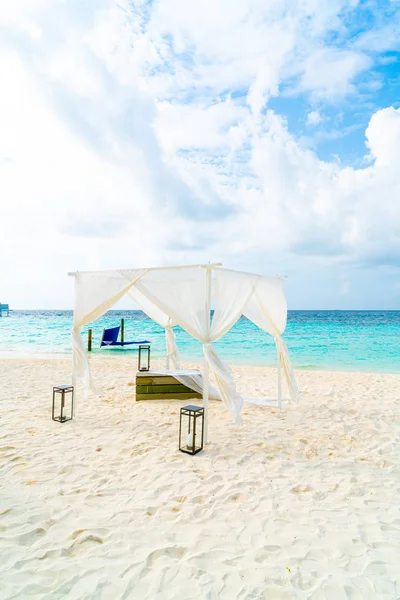 Γαμήλια αψίδα στην παραλία με τροπικές Μαλδίβες θέρετρο και θάλασσα — Φωτογραφία Αρχείου