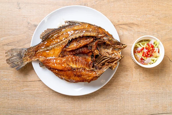 Peixe frito com molho de peixe — Fotografia de Stock