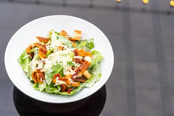 Beyaz tabakta Sezar salatası