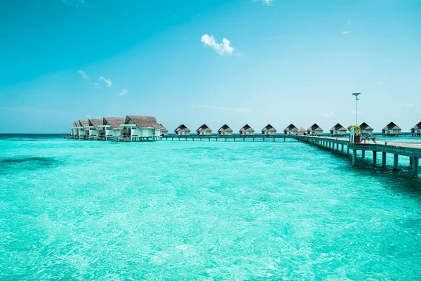 Bellissimo resort tropicale Maldive hotel e isola con spiaggia a — Foto Stock