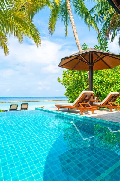 Пляжное кресло с бассейном и морским фоном на Мальдивах — стоковое фото