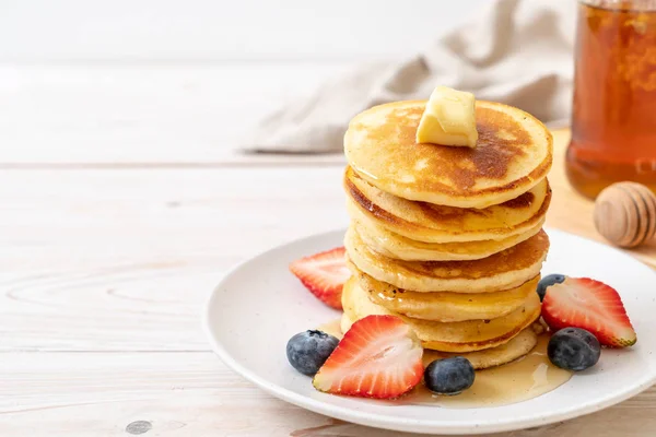 Pfannkuchen mit Erdbeeren, Blaubeeren und Honig — Stockfoto