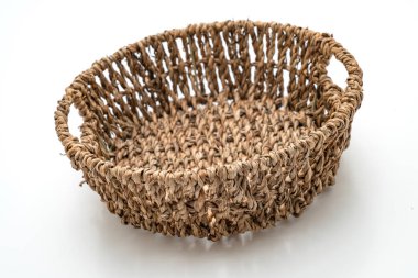 Beyaz arkaplanda hasır sepet