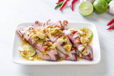 Baharatlı Chili ve limon sosu ile buharda squids
