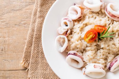 Kalamarlar veya ahtapot risotto