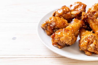 Soslu kızarmış tavuk.