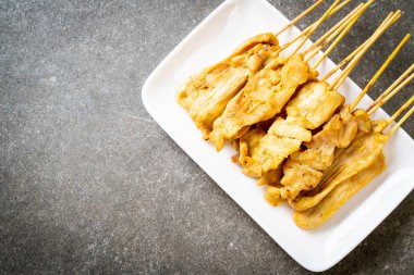 Domuz Satay-ızgara domuz fıstığı sosu veya tatlı ile servis ve 