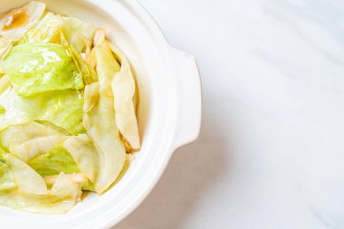 Balık soslu tavada kızartılmış lahana