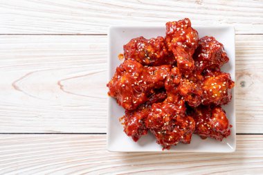 Baharatlı soslu kızarmış tavuk 