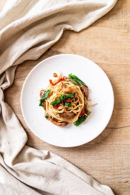 tavuk ve fesleğen ile karıştırın-kızarmış spagetti