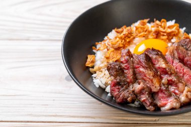 yumurta ile tepesinde pirinç kase dilimlenmiş sığır eti