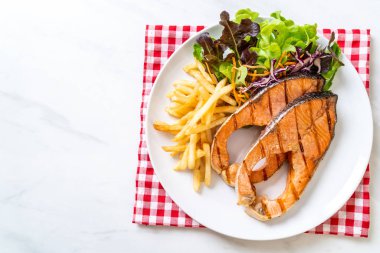 patates kızartması ile ızgara somon biftek fileto