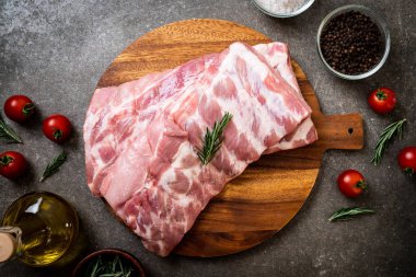 Taze çiğ domuz kaburgası. 