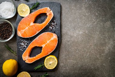 taze çiğ somon fileto biftek