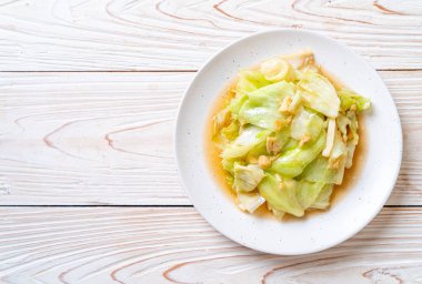 Balık soslu tavada kızartılmış lahana