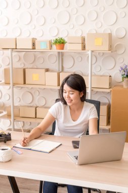 Genç Asyalı kadın kazmak ile çalışan küçük iş sahibi başlatmak