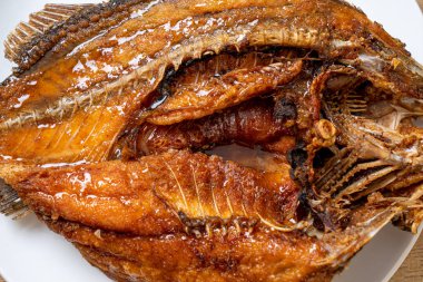 Kızarmış Balık-balık sosu ile