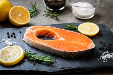 taze çiğ somon fileto biftek