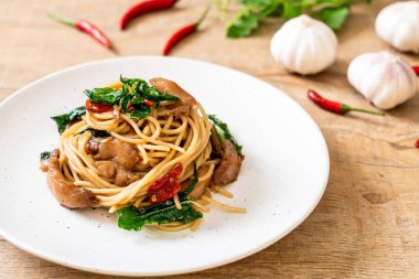 tavuk ve fesleğen ile karıştırın-kızarmış spagetti