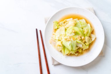 Balık soslu tavada kızartılmış lahana