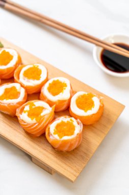 mayonez ve karides yumurta ile taze somon suşi rulo