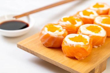 mayonez ve karides yumurta ile taze somon suşi rulo