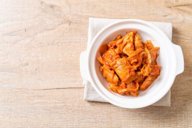 kimchi ile tavada kızartılmış domuz eti