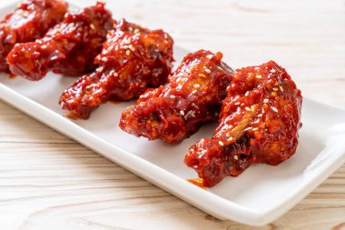 Baharatlı soslu kızarmış tavuk 