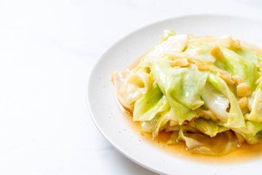 Balık soslu tavada kızartılmış lahana