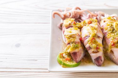 Baharatlı Chili ve limon sosu ile buharda squids