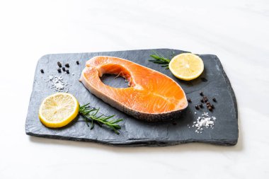 taze çiğ somon fileto biftek