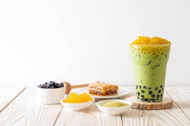 kabarcık ve bal kabarcıkları ile yeşil çay latte