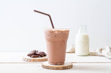 Buzlu çikolata milkshake içecek
