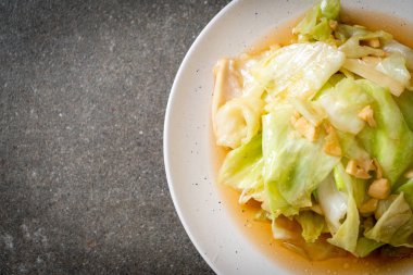 Balık soslu tavada kızartılmış lahana