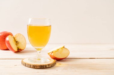 Kırmızı elma meyvesi ile elma suyu