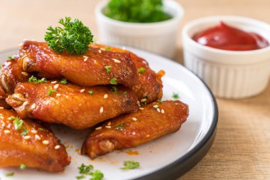 Barbekü tavuk kanatları beyaz susam ile