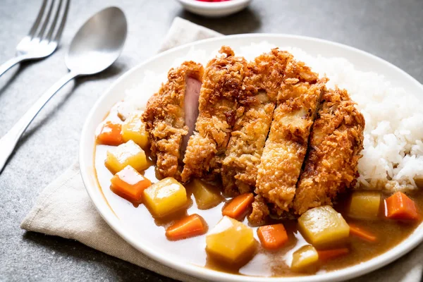 Knusprig gebratenes Schweineschnitzel mit Curry und Reis — Stockfoto